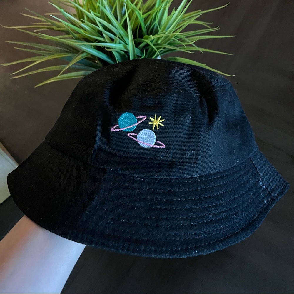 Bucket hat
